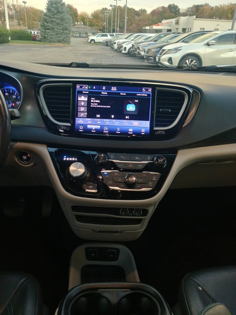 Used 2021 Chrysler Pacifica Touring-L FWD image 10