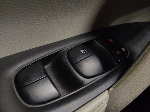 Used 2018 Nissan Rogue Sport SV AWD/4WD image 27