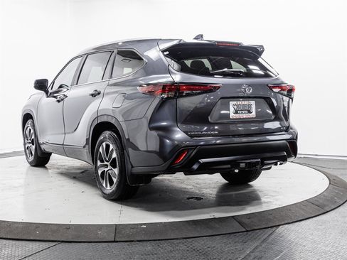 Certified 2025 Toyota Highlander XLE image 10