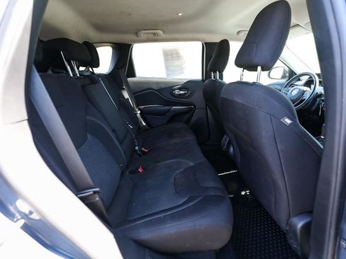 Used 2019 Jeep Cherokee Latitude w/ Cold Weather Group FWD image 21
