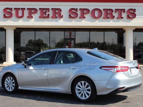 Used 2019 Toyota Camry LE image 5