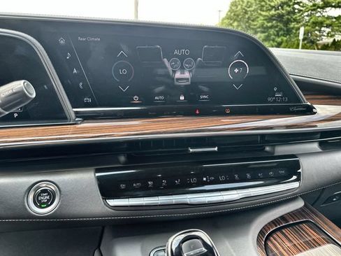 Used 2021 Cadillac Escalade Premium Luxury AWD/4WD image 19