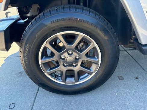 Used 2018 Jeep Wrangler Unlimited Sahara AWD/4WD image 11