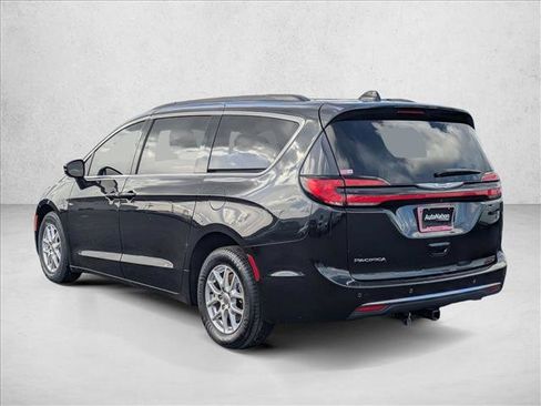 Used 2022 Chrysler Pacifica Touring-L image 8