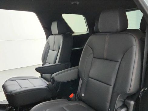 Used 2023 Chevrolet Traverse RS FWD image 46