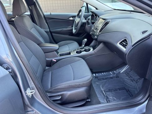 Used 2018 Chevrolet Cruze LT w/ Convenience Package FWD image 12