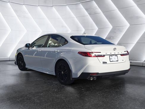 Used 2025 Toyota Camry SE image 5