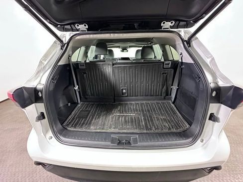Used 2023 Toyota Highlander XLE AWD/4WD image 14