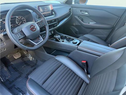 Used 2025 Nissan Rogue SV image 15