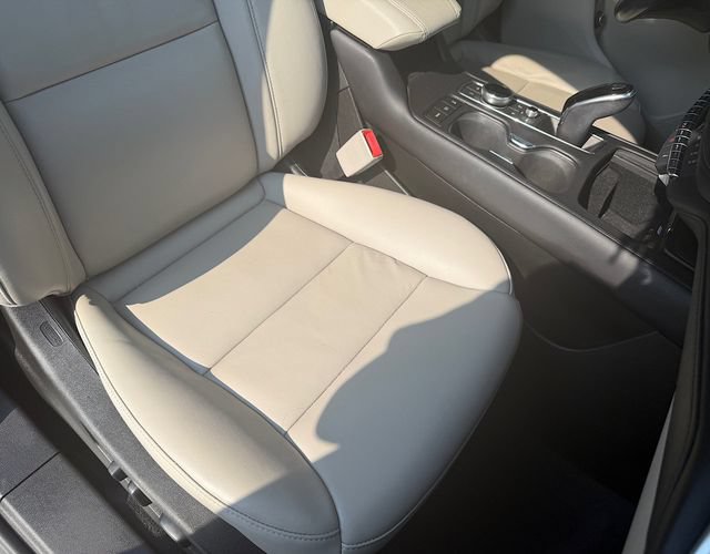 Used 2021 Cadillac XT4 Premium Luxury w/ Cold Weather Package AWD/4WD image 16