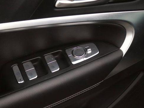 Used 2025 Genesis G70 2.5T image 11