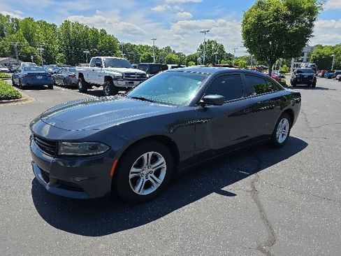 Used 2019 Dodge Charger SXT w/ Leather Interior Group RWD image 4