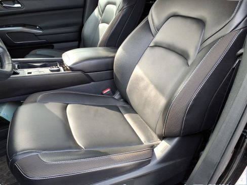 Used 2024 Nissan Pathfinder SL w/ Black Appearance Package image 9