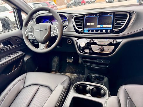 New 2026 Chrysler Pacifica Select image 17