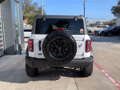 Used 2023 Ford Bronco Badlands image 9