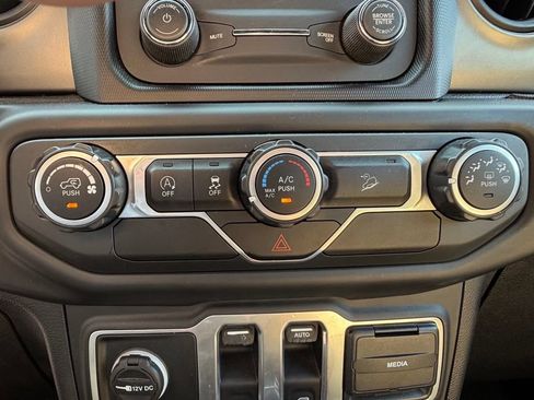 Certified 2018 Jeep Wrangler Sport AWD/4WD image 23