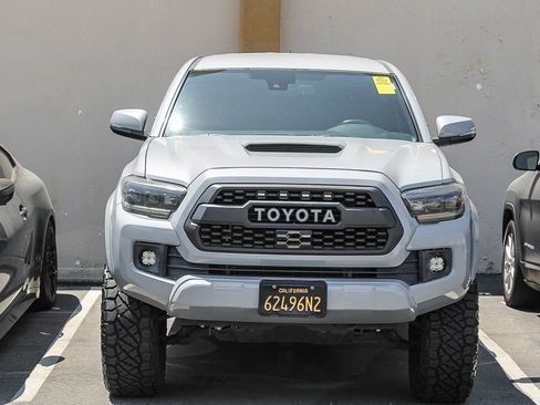 Used 2018 Toyota Tacoma TRD Sport w/ Technology Package RWD image 2