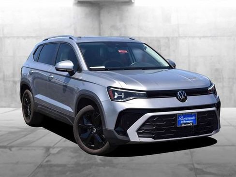 Used 2025 Volkswagen Taos SE FWD image 2