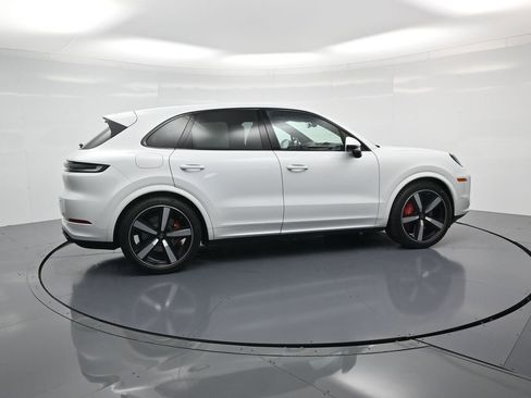 Used 2025 Porsche Cayenne Turbo AWD/4WD image 31