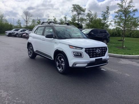 Used 2025 Hyundai Venue Limited image 4