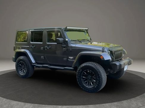 Used 2014 Jeep Wrangler Unlimited Sahara w/ Dual Top Group AWD/4WD image 2
