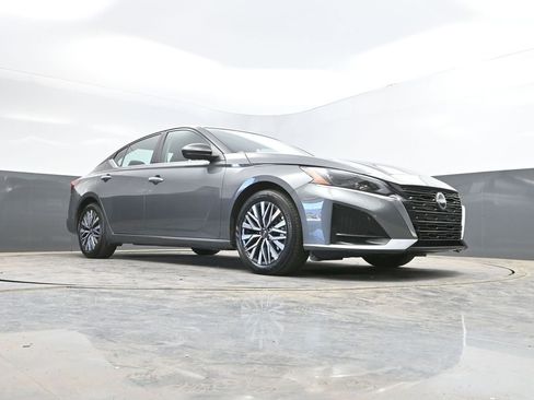 Used 2025 Nissan Altima 2.5 SV FWD image 32