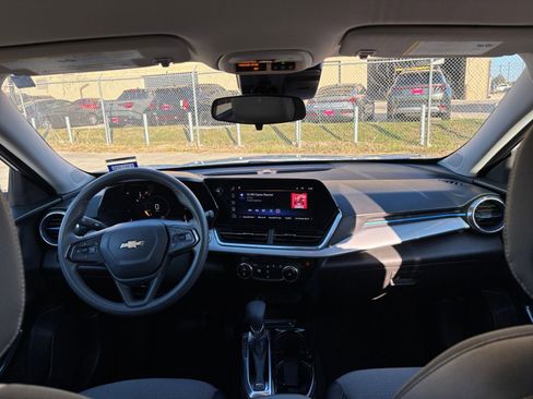 Used 2025 Chevrolet Trax LT image 31