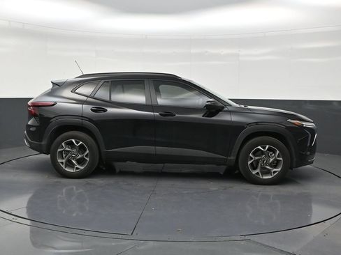 Used 2025 Chevrolet Trax LT FWD image 6