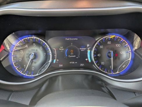 Used 2024 Chrysler Pacifica Touring-L image 13