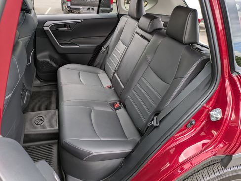 Used 2022 Toyota RAV4 XLE Premium image 21