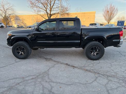 Used 2017 Toyota Tacoma SR5 w/ Tow Package image 9