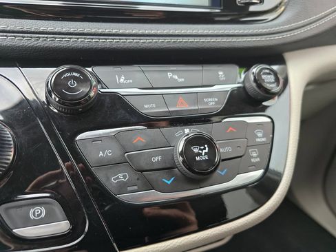 Used 2023 Chrysler Pacifica Touring-L FWD image 28