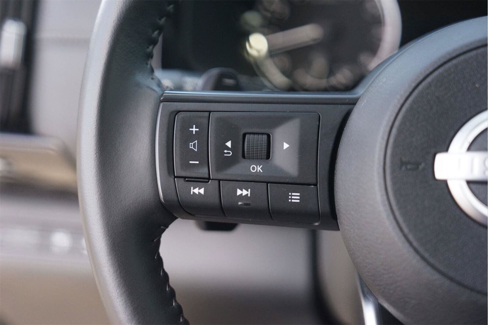 Used 2025 Nissan Pathfinder SV FWD image 24