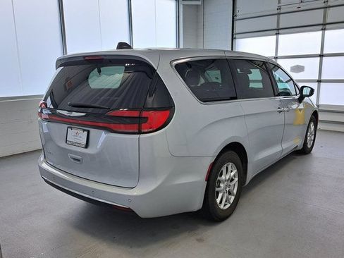 Used 2023 Chrysler Pacifica Touring-L FWD image 5