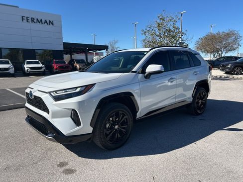 Used 2024 Toyota RAV4 SE image 1