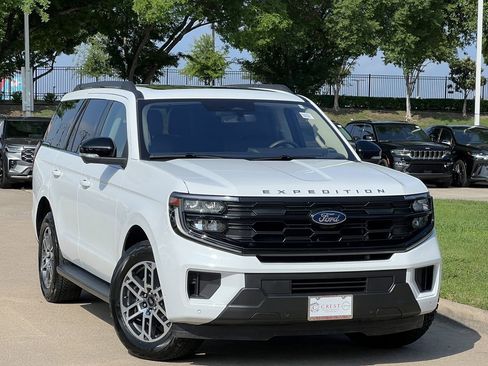 Used 2025 Ford Expedition Active image 2