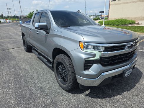 Used 2023 Chevrolet Silverado 1500 LT AWD/4WD image 2