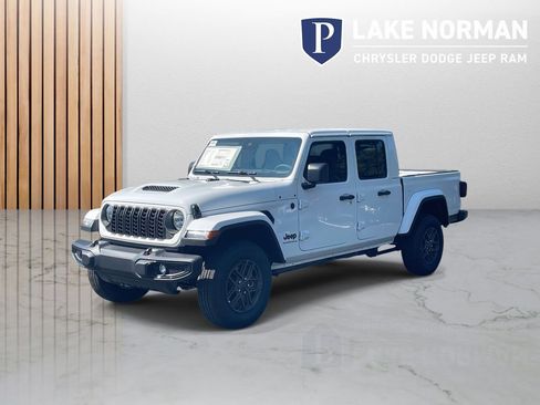 New 2025 Jeep Gladiator Sport image 3