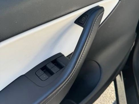 Used 2022 Tesla Model Y Long Range AWD/4WD image 13