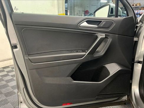 Used 2021 Volkswagen Tiguan SE image 24