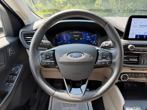 Used 2022 Ford Escape Titanium AWD/4WD image 16