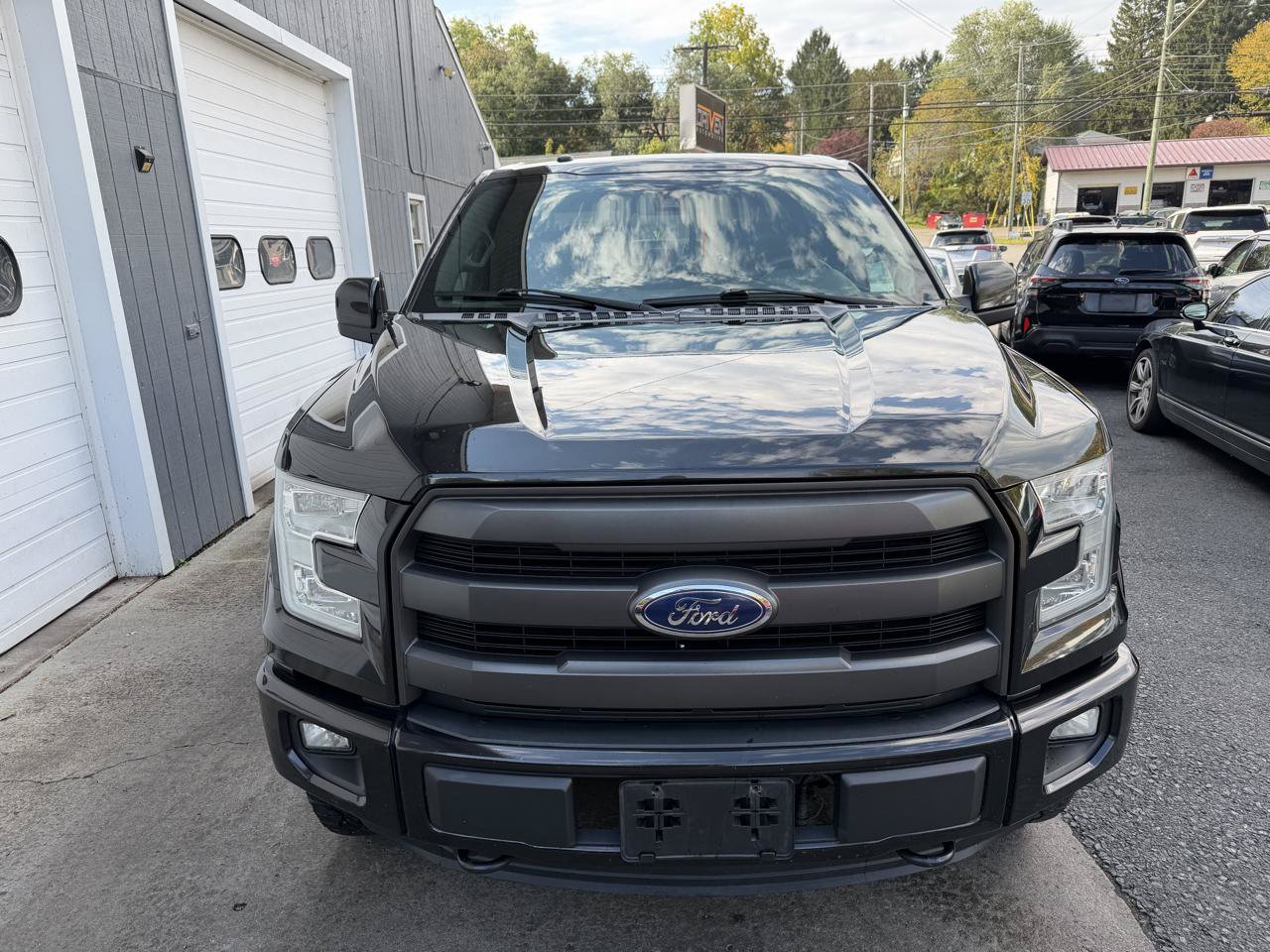 Used 2015 Ford F150 Lariat w/ Equipment Group 502A Luxury AWD/4WD image 2