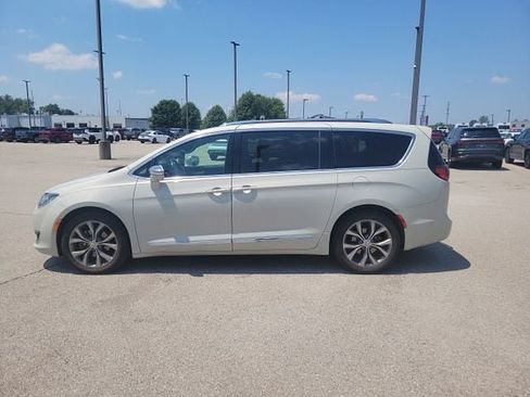 Used 2020 Chrysler Pacifica Limited FWD image 4