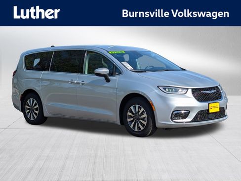 Used 2023 Chrysler Pacifica Touring-L FWD image 1