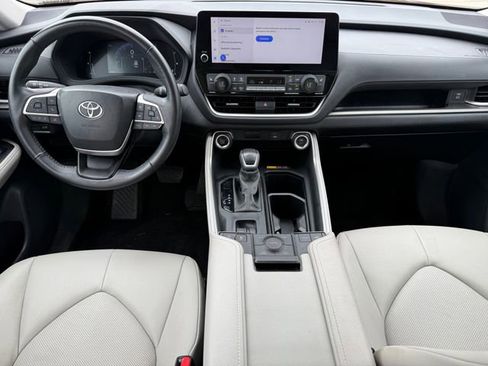 Used 2024 Toyota Grand Highlander AWD image 25
