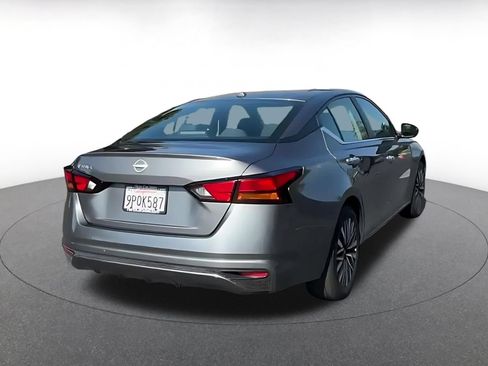 Used 2025 Nissan Altima 2.5 SV FWD image 14