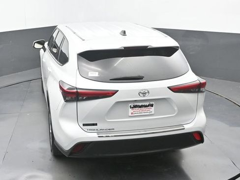 Used 2022 Toyota Highlander L FWD image 31
