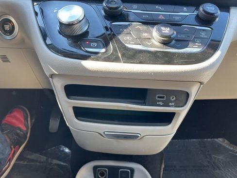 Used 2020 Chrysler Pacifica Touring-L image 28
