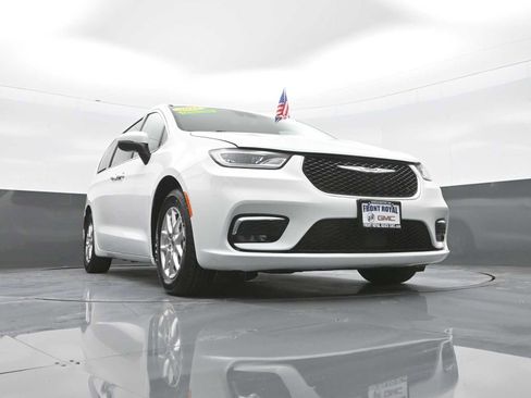 Used 2023 Chrysler Pacifica Touring-L FWD image 37