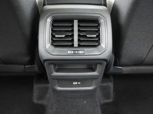 Used 2025 Volkswagen Taos SE w/ Panoramic Sunroof Package AWD/4WD image 17